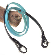 LarDen Hobby Horse kantárszár gumírozott türkiz, méhsejtmintás felülettel, fekete végekkel és csatokkal, faágra terítve