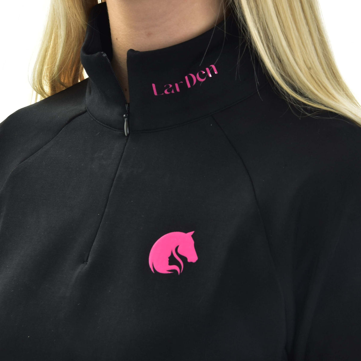 Close-up of the Hobby Horse LarDen Sweatshirt on a girl: zipped stand-up collar with pink lettering and pink horse logo
