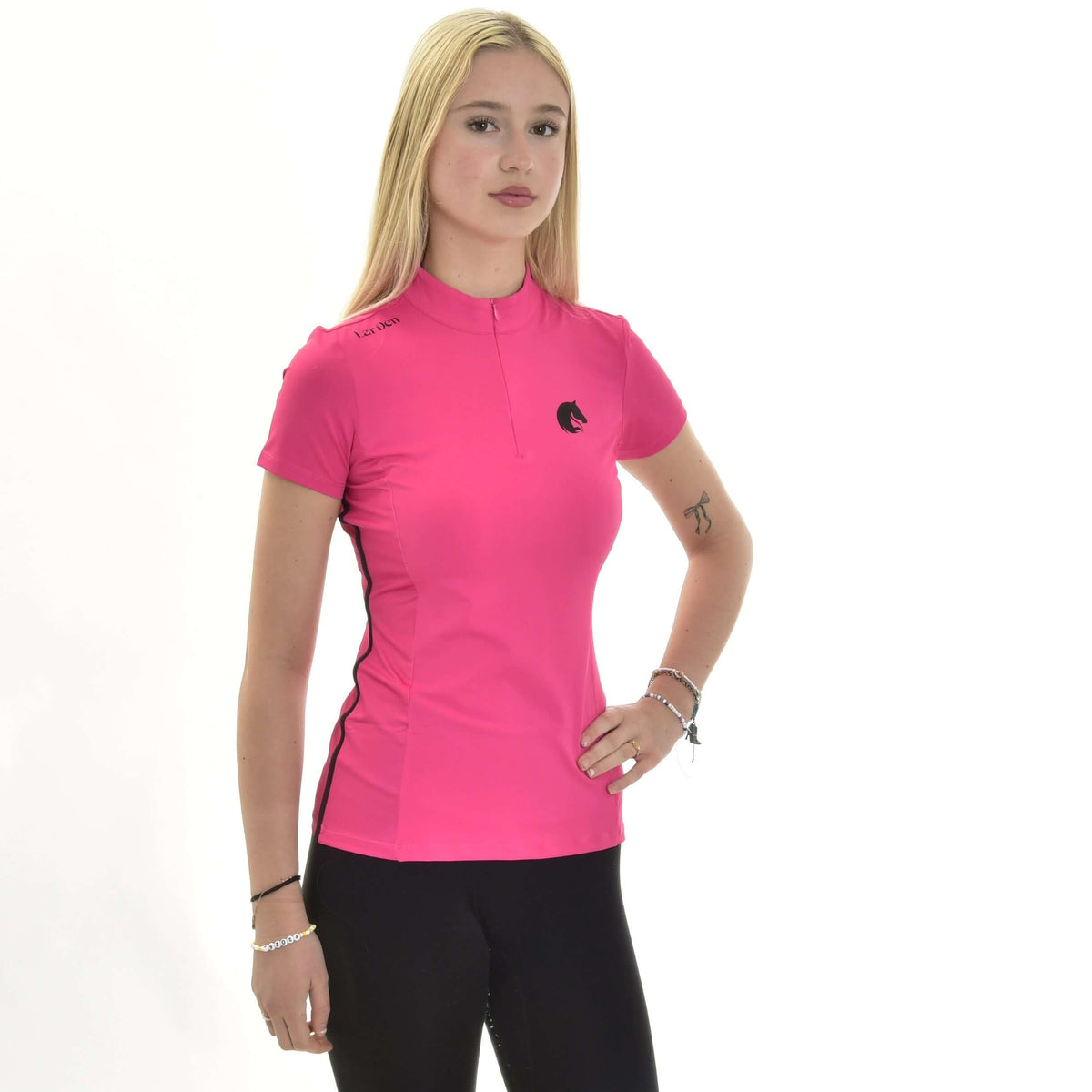 Hobby Horse LarDen Pink póló egy szőke lányon: testhez simuló sportfelső rövid cipzárral és fekete lófejlogóval