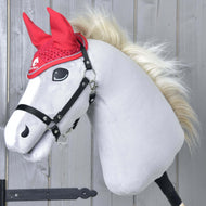 Szőke sörényű, szürke Hobby Horse ló fekete kötőfékben, az élénkpiros horgolt Red Sport fülvédővel
