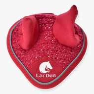 LarDen Hobby Horse horgolt Red Sport fülvédő: piros horgolás ezüst csillogással, szürke paszpóllal és fehér logóval