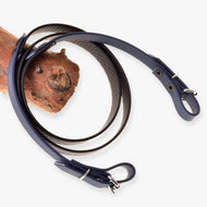 LarDen Hobby Horse kantárszár gumírozott antracit, jól tapadó méhsejtmintás felülettel, csatos végekkel és karabinerekkel, faágon
