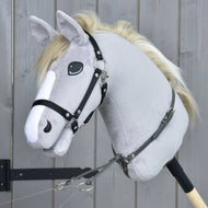 Szürke plüss Hobby Horse ló fekete kötőfékben, a nyakán sötétszürke martingállal, amelynek két karikája előre lóg