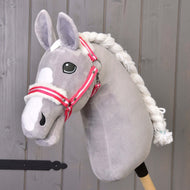 Szürke plüss Hobby Horse ló fehér hókával és fonott sörénnyel, rajta a piros csíkos kötőfék fehér szőrmével