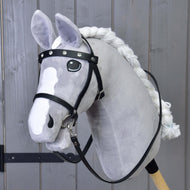 LarDen komplett fekete kantár gyémántokkal szürke plüss Hobby Horse lovon, strasszköves homlokszíjjal és fekete kantárszárral