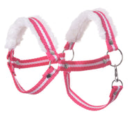 LarDen Hobby Horse szőrmés kötőfék piros csíkos, piros hevederből, középen fehér csíkkal és puha fehér szőrmebéléssel