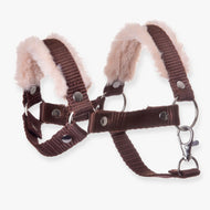 LarDen Hobby Horse szőrmés kötőfék barna, barna nejlonhevederből, puha bézs szőrmével, ezüstszínű karikákkal és karabinerrel