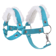 LarDen Hobby Horse szőrmés kötőfék türkiz, nejlonhevederből, puha fehér szőrmével az orrszíjon és a tarkószíjon