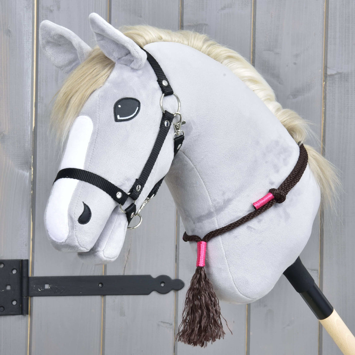 Brown neck ring from Rope set Noir Cocoa with pink wraps and a brown tassel on a grey Hobby Horse in a black halter