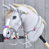 Szürke Hobby Horse ló a Manhattan kötélszettben: szürke csomózott kötőfék szivárványos orrszíjjal, kantárszár és bojtos nyakgyűrű