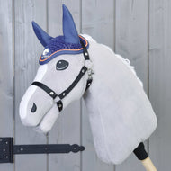 Fehér hókás szürke plüss Hobby Horse ló fekete kötőfékkel és a sötétkék, narancssárga paszpólos horgolt fülvédővel