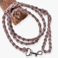 LarDen Hobby Horse vezetőszár Knitted Almond: fonott paracord vezetőszár ezüst karabinerrel, egy faágra terítve