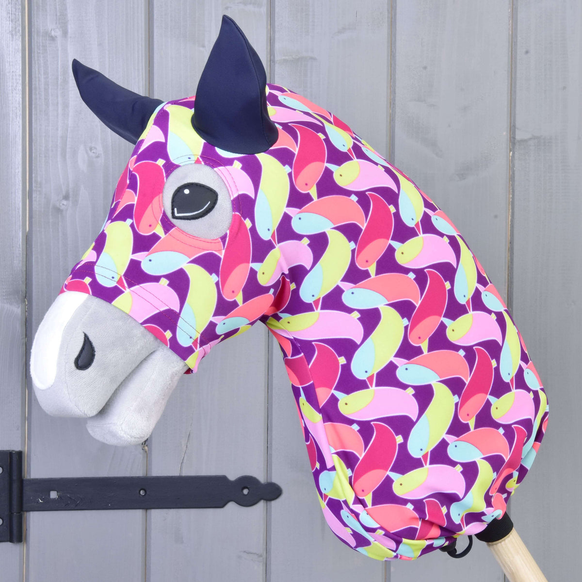 LarDen Hobby Horse védőruha Bird (Lycra) a fejre húzva, lila alapon rózsaszín, limezöld és kék madarakkal, sötétkék fülekkel