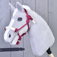 Szürke plüss Hobby Horse ló a bordó Czi-Czi csomózott kötőfékben, fehér tekert orrszíjjal