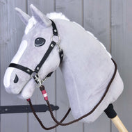 Szürke plüss Hobby Horse ló fekete kötőfékkel és sötétbarna York kötél kantárszárral, rózsaszín-bordó tekeréssel