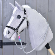 Szürke plüss Hobby Horse ló fekete kötőfékkel és szürke Manhattan kötél kantárszárral, a csatlakozásnál szivárványszínű tekeréssel