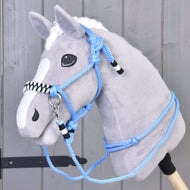 Szürke plüss Hobby Horse ló a Malibu kötélszettben: világoskék csomózott kötőfék és kantárszár fekete-fehér fonott orrszíjjal
