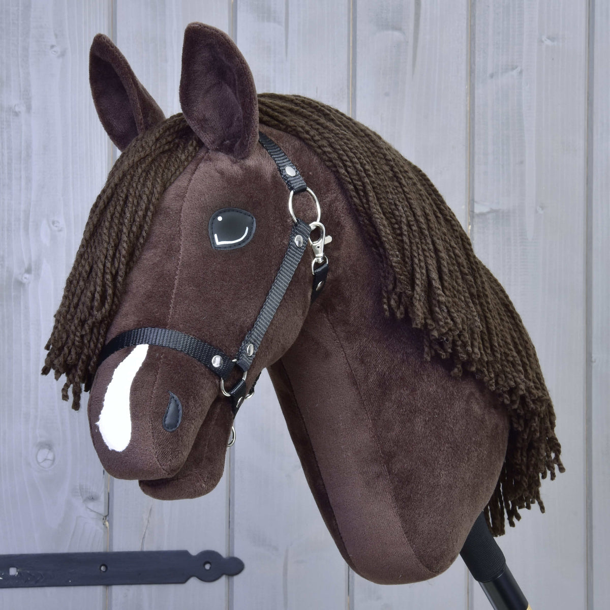 LarDen Hobby Horse Chianti, fekete kötőfékkel: sötétbarna plüss lófej fehér hókával és barna fonalsörénnyel