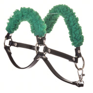 LarDen Hobby Horse fekete kötőfék zöld szőrmével (műbőr): fekete műbőr, göndör zöld szőrme, ezüstszínű karikák és karabiner