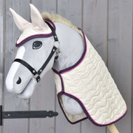Világosszürke Hobby Horse ló fekete kötőfékben, a Supreme Crema szettben: krémszínű steppelt takaró és hozzáillő fülvédő