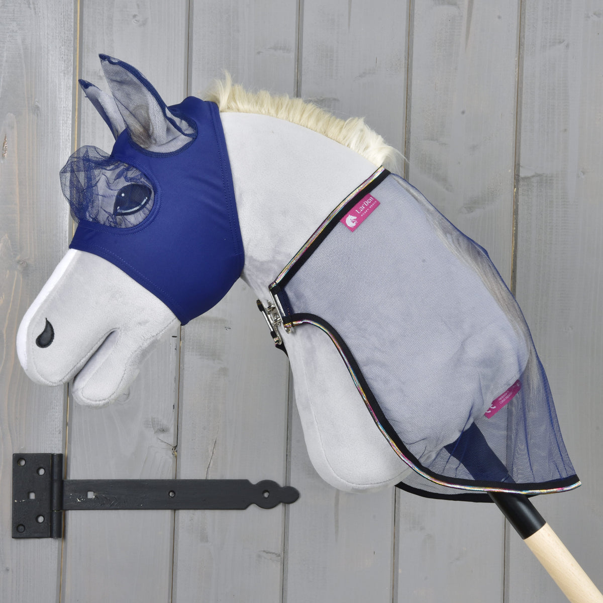 A Fly Combo szett egy világosszürke Hobby Horse lovon oldalnézetből, a sötét hálós légytakaró a fabotig ér