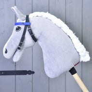 LarDen kantár 2 homlokszíjjal, kék, szürke plüss Hobby Horse lovon: fekete szíjak egyszínű kék homlokszíjjal