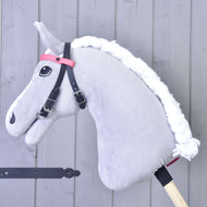 LarDen kantár 2 homlokszíjjal, rózsaszín, szürke plüss Hobby Horse lovon: fekete szíjak egyszínű rózsaszín homlokszíjjal