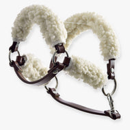 LarDen Hobby Horse barna kötőfék teljes szőrmével (műbőr): bolyhos krémszínű szőrme a tarkószíjon és az orrszíjon, ezüstszínű karikák