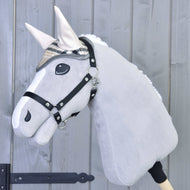 Fekete kötőfékes világosszürke Hobby Horse ló a bézs kockás fülvédőben, krémszínű fülrészekkel
