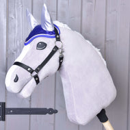 Fehér sörényű szürke plüss Hobby Horse ló fekete kötőfékkel és a királykék szatén DeLuxe Blue fülvédővel