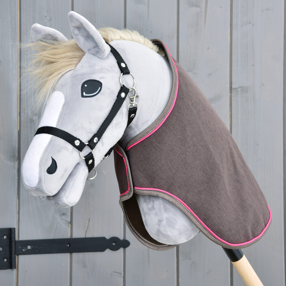 Krémszínű sörényű, fekete kötőfékes szürke Hobby Horse ló a sötétbarna, élénk rózsaszín paszpólos Rosewood takaróban