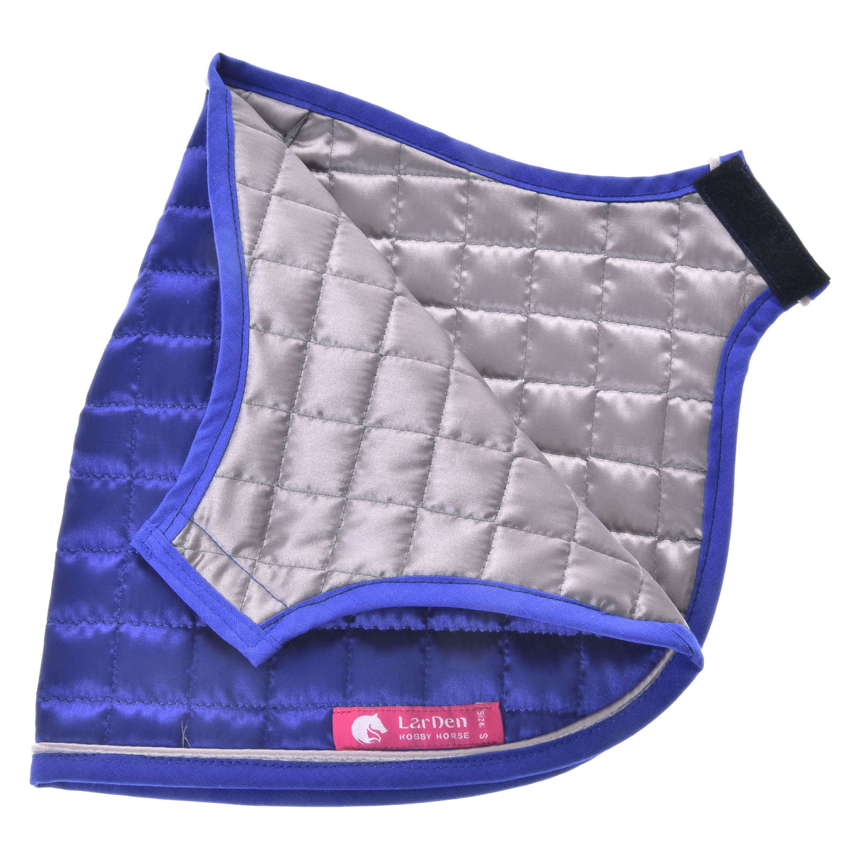 Hobby Horse takaró DeLuxe Blue összehajtva, hogy mindkét oldala látsszon: kék és ezüstszürke steppelés, fekete pánt és LarDen címke
