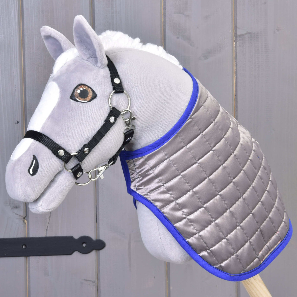 Szürke Hobby Horse ló a kifordítva viselt DeLuxe Blue takaróban: kívül ezüstszürke steppelés királykék szegéllyel