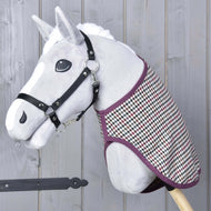 Szürke plüss Hobby Horse ló fekete kötőfékben, a nyakán a Colorado western takaró szilvaszínű szegéllyel