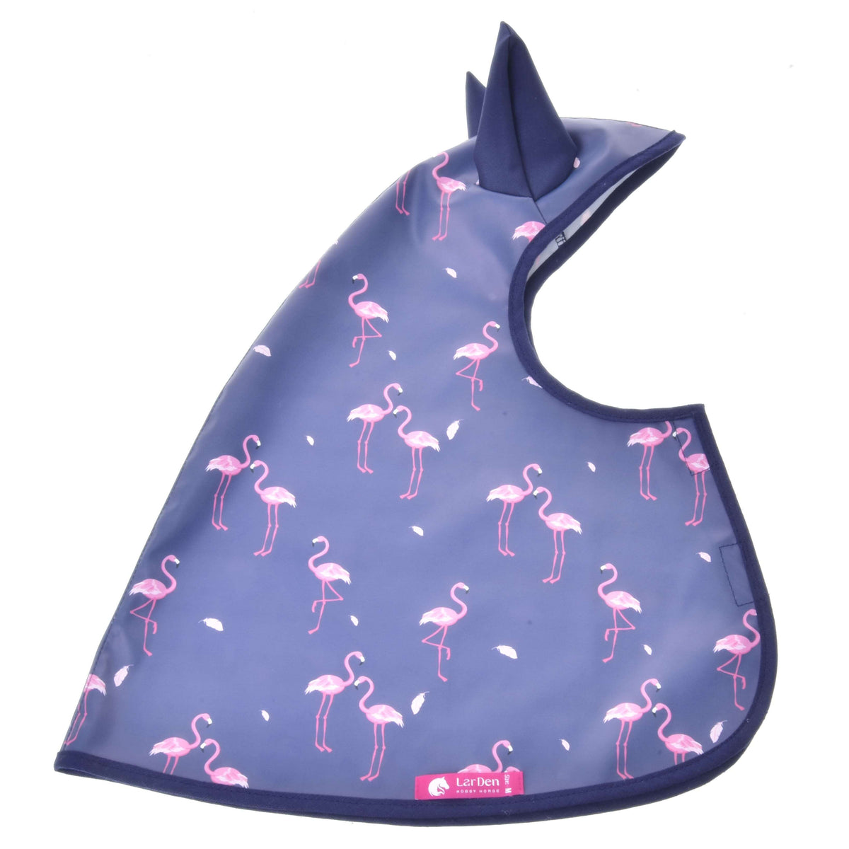 Hobby Horse esőtakaró Flamingo kiterítve, rózsaszín flamingókkal, fehér tollakkal, sötétkék fülekkel és rózsaszín LarDen címkével