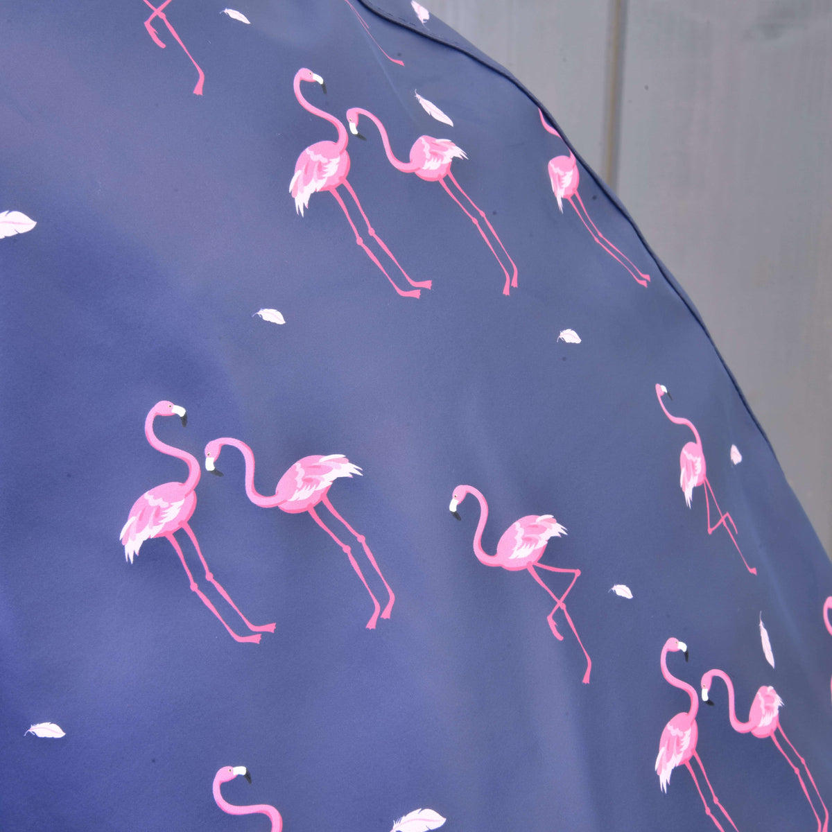 A rózsaszín flamingó- és fehér tollminta közelről a kékeslila Hobby Horse esőtakaró anyagán