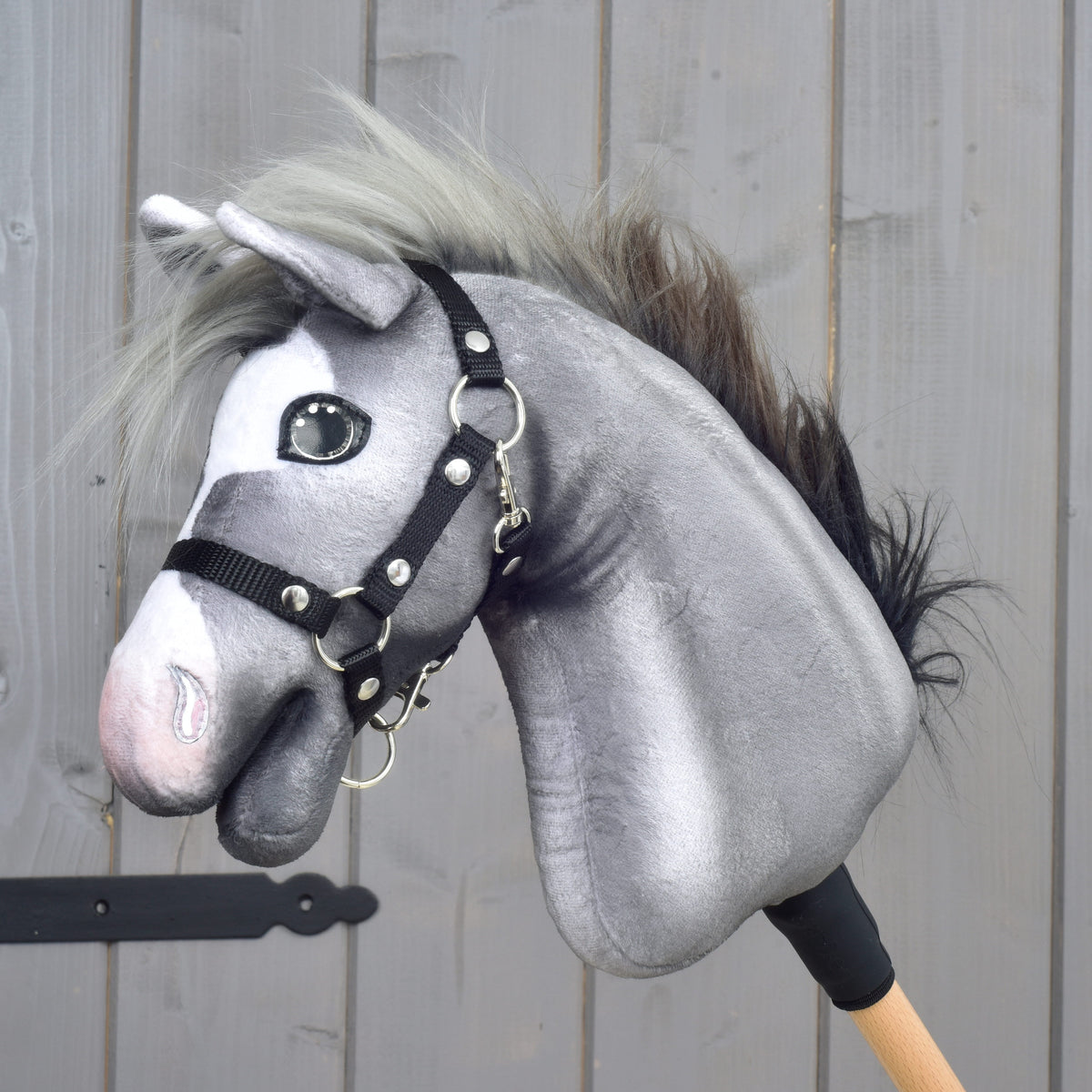 LarDen Hobby Horse Flint: szürke plüssló világosszürke-fekete sörénnyel, fekete kötőfékben
