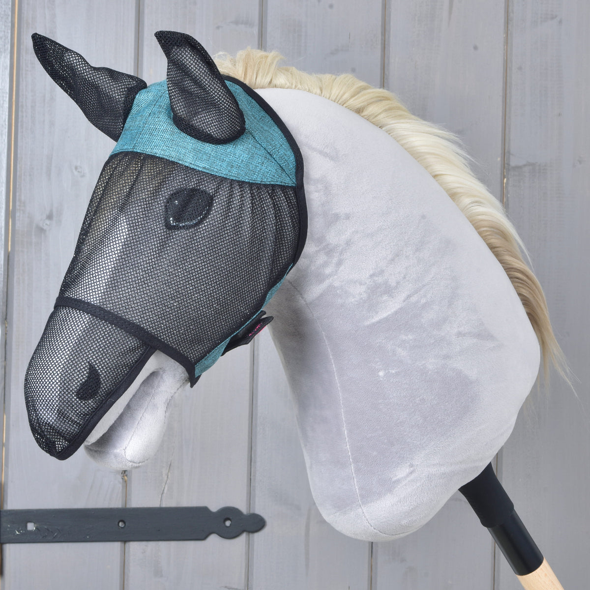 LarDen Hobby Horse légymaszk De Luxe Full Turquoise egy szürke fejen: fekete háló egészen az orrig, türkiz betétekkel