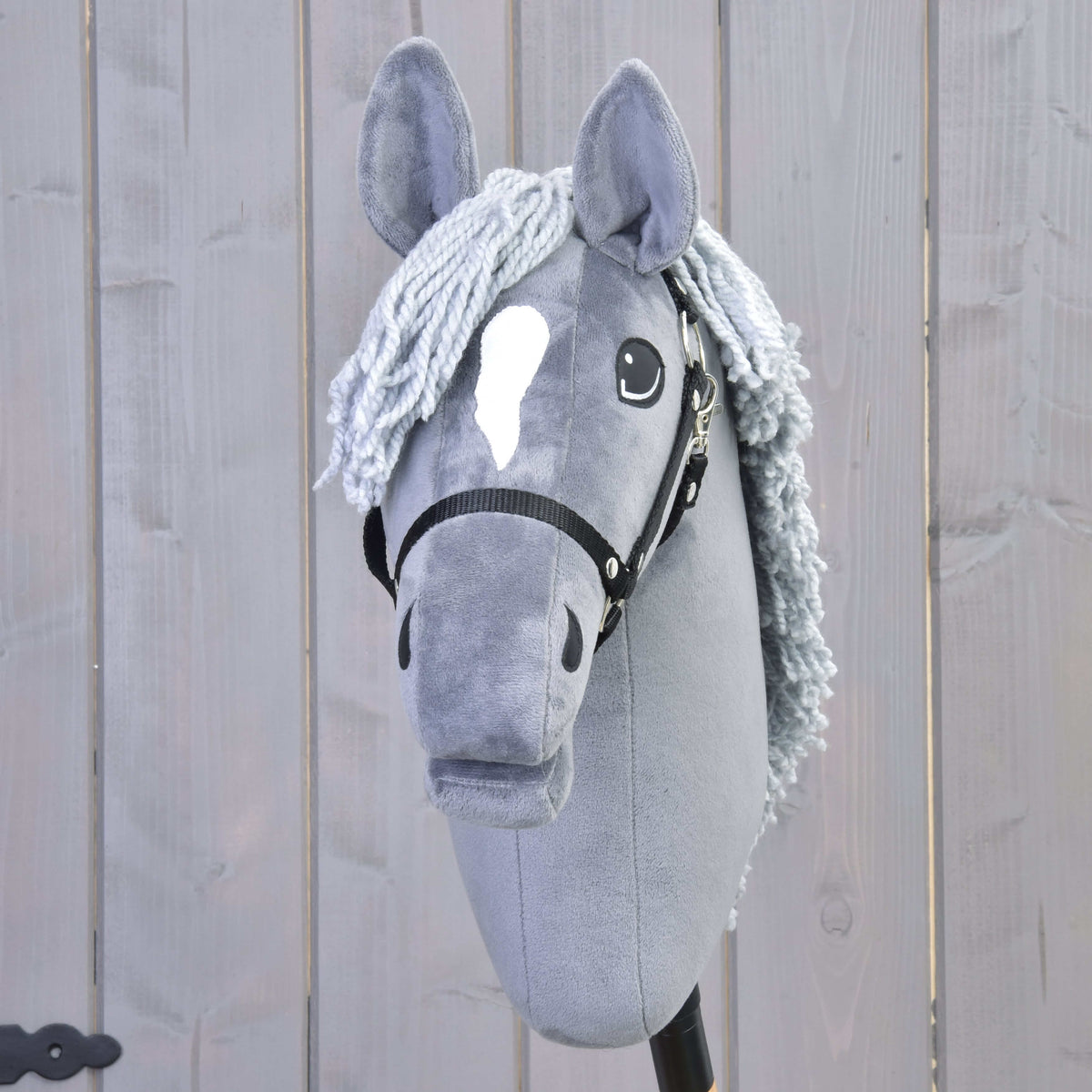 Hobby Horse Grace ló elölnézetből, fehér csillaggal, halványszürke fonalüstökkel és fekete kötőfékkel