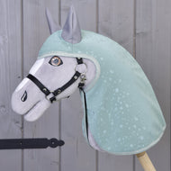 Fekete kötőfékes szürke Hobby Horse ló a mentazöld, cseppmintás esőtakaróban, szürke fülrészekkel