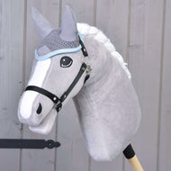 Szürke Hobby Horse ló fonott fehér sörénnyel és fekete kötőfékkel, rajta a szürke horgolt fülvédő világoskék szegéllyel