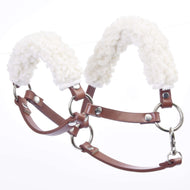 LarDen Hobby Horse barna szőrmés kötőfék (műbőr) konyakbarna színben: bolyhos fehér szőrme a tarkószíjon és az orrszíjon, ezüstszínű karikák