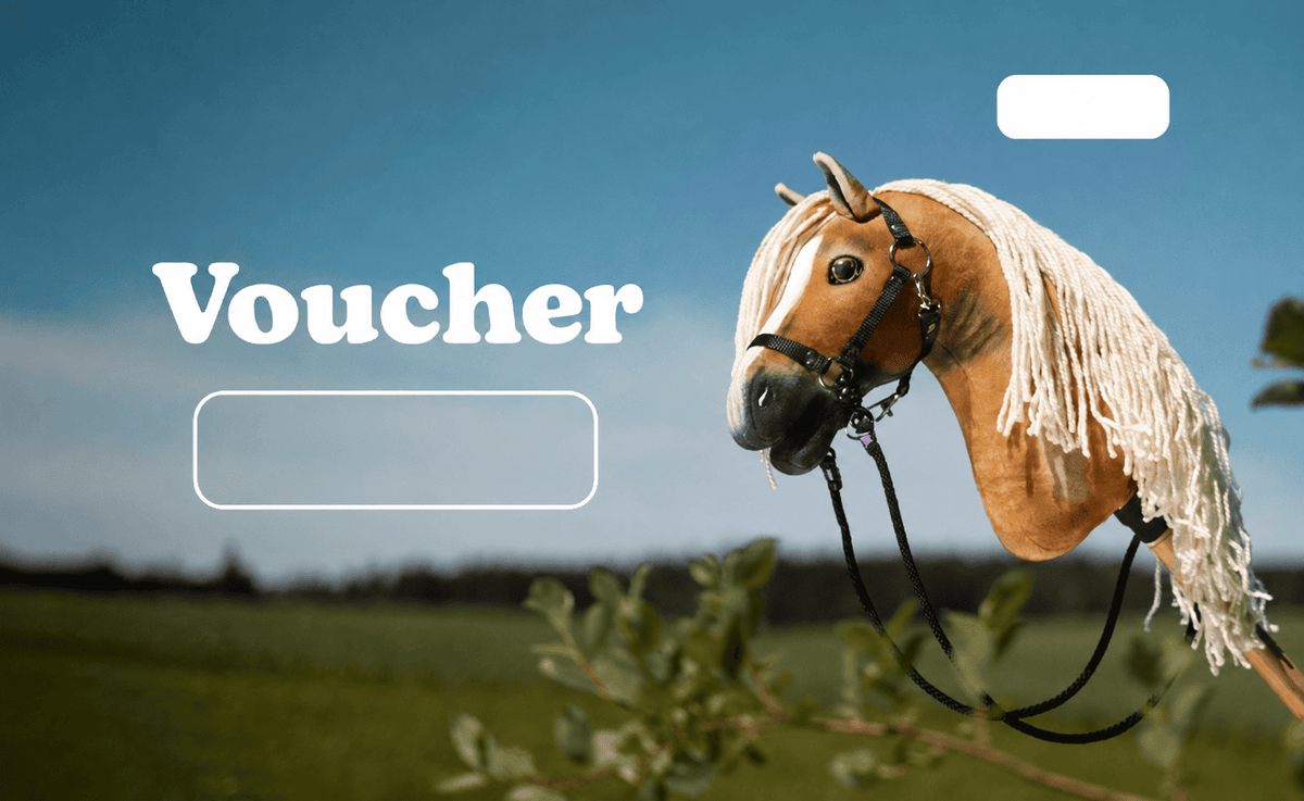 LarDen Hobby Horse ajándékutalvány fehér „Voucher” felirattal egy fekete kantáros aranybarna plüssló mellett, rét fölött