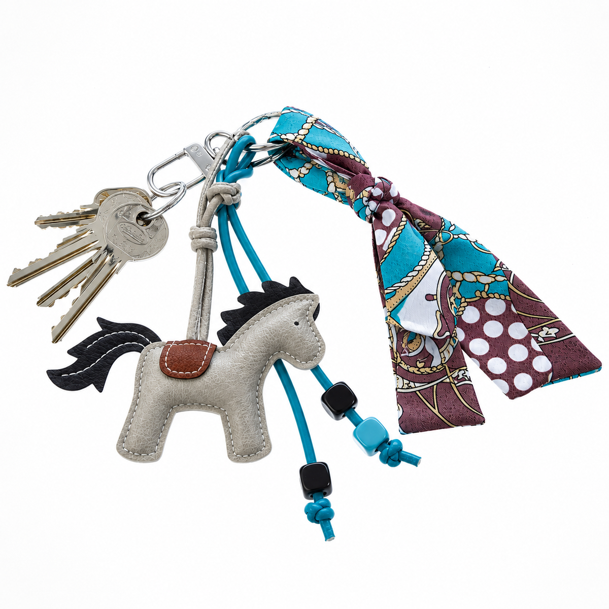 Hobby Horse kulcstartó Horse Grey a LarDen kollekciójából: szürke ló alakú függő fekete sörénnyel, türkiz zsinórokkal és türkiz-bordó kendővel