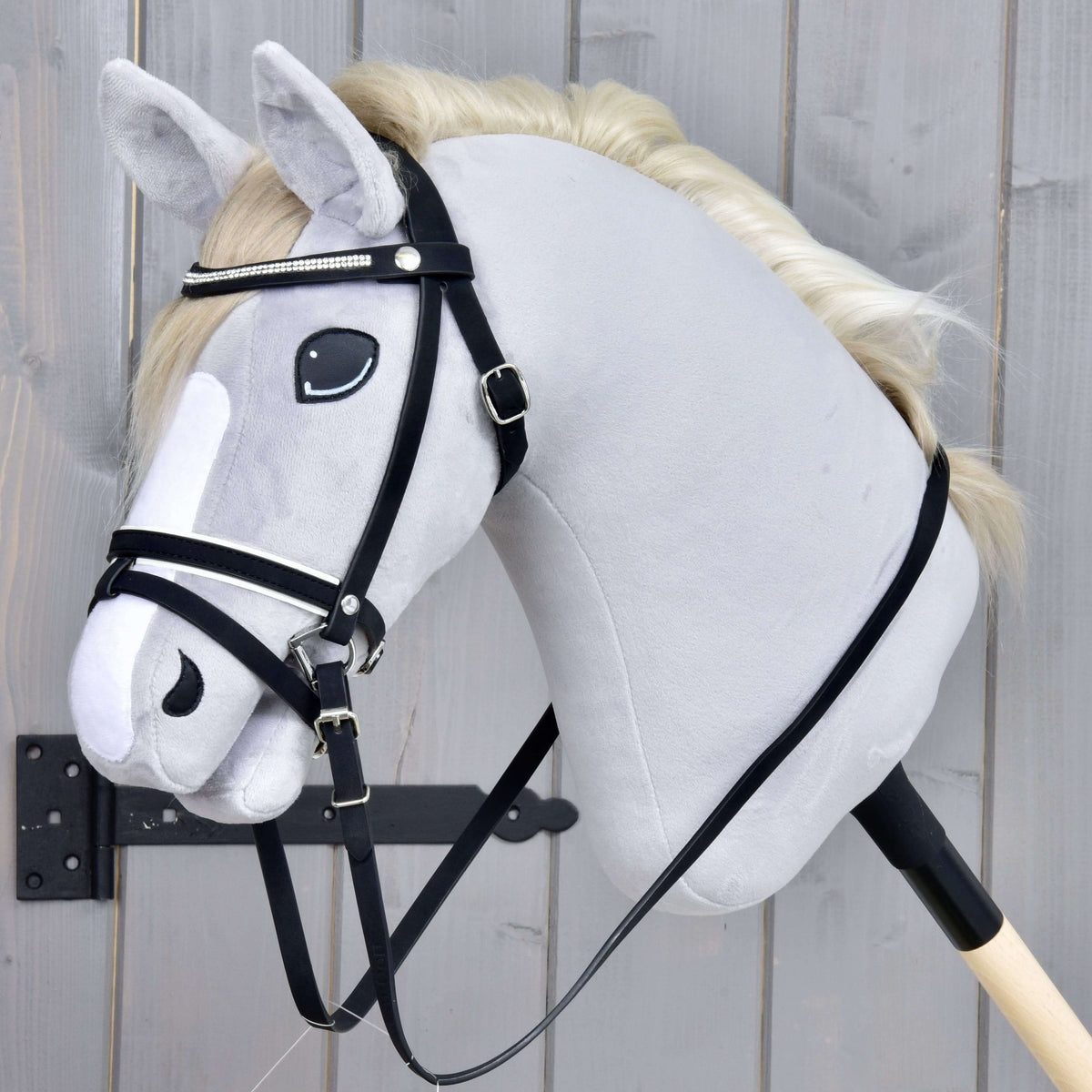 Hobby Horse komplett De Luxe kantár 2 homlokszíjjal a LarDen kollekciójából egy szürke plüssfejen, strasszos homlokszíjjal és kantárszárral