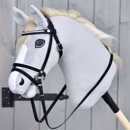 Hobby Horse komplett De Luxe kantár 2 homlokszíjjal a LarDen kollekciójából egy szürke plüssfejen, strasszos homlokszíjjal és kantárszárral