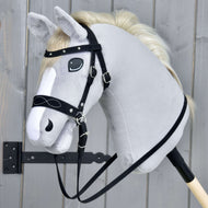 Hobby Horse komplett zabla nélküli kantár, díszített, a LarDen kollekciójából egy szürke plüssfejen: fehér tűzésű orrszíj, díszszegecses homlokszíj