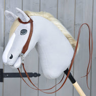 Hobby Horse komplett western kantár One-Ear a LarDen kollekciójából, barna színben, hosszú osztott kantárszárral, egy szürke plüssfejen