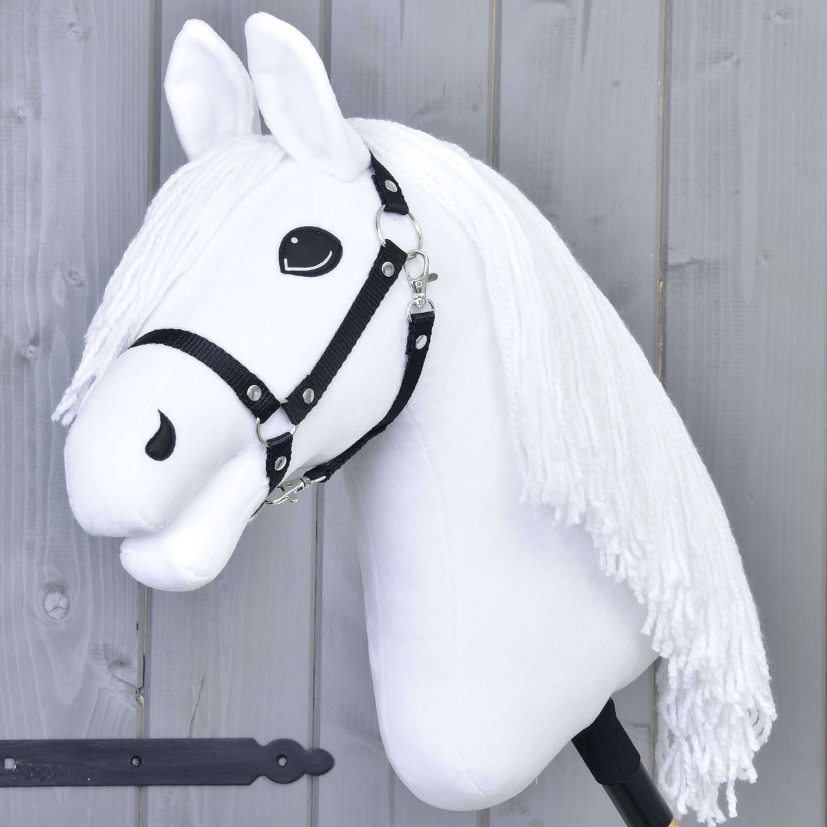 LarDen Hobby Horse Lady, fekete kötőfékkel: fehér plüss lófej hosszú fehér fonalsörénnyel és puha fehér fülekkel