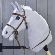 LarDen komplett kantár orrszíjjal, barna, hosszú kantárszárral egy fehér hókás, fehér sörényű szürke Hobby Horse lovon